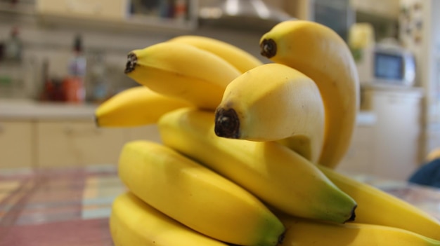 Vue rapprochée de grappes entières de bananes juteuses dans la cuisine