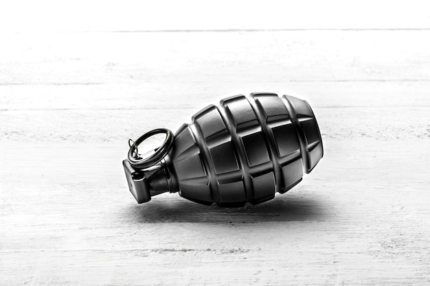 Photo vue rapprochée d'une grenade à main sur la table