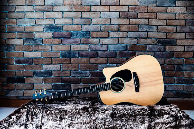 Photo vue rapprochée de la guitare contre le mur à la maison