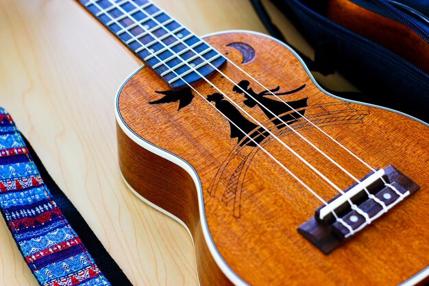 Photo vue rapprochée d'une guitare sur une table