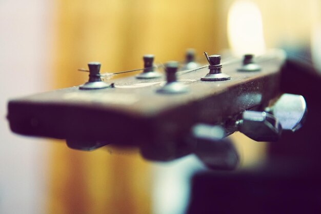 Photo vue rapprochée d'une guitare sur une table