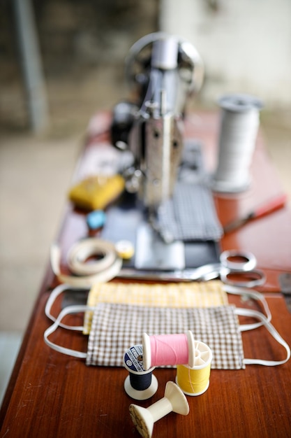 Photo vue rapprochée d'une guitare sur une table