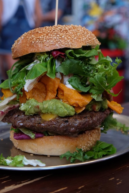 Vue rapprochée d'un hamburger sur l'assiette à la table