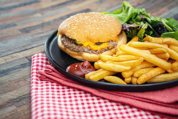 Photo vue rapprochée d'un hamburger dans une assiette sur la table