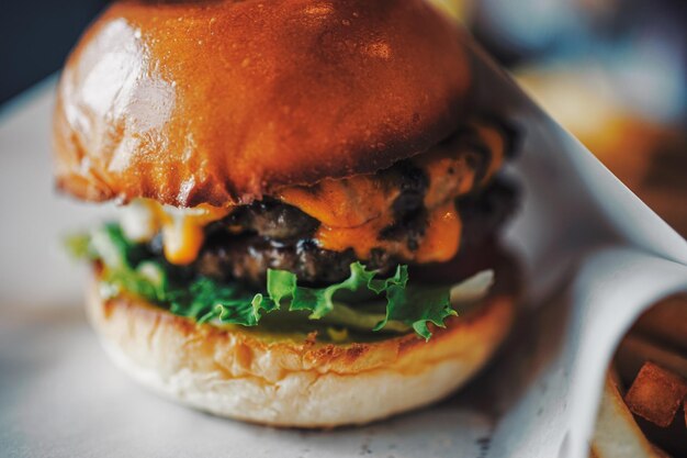 Photo vue rapprochée d'un hamburger dans une assiette sur la table