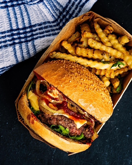 Vue rapprochée d'un hamburger dans une assiette