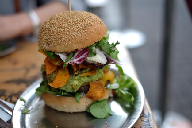 Vue rapprochée d'un hamburger dans une assiette