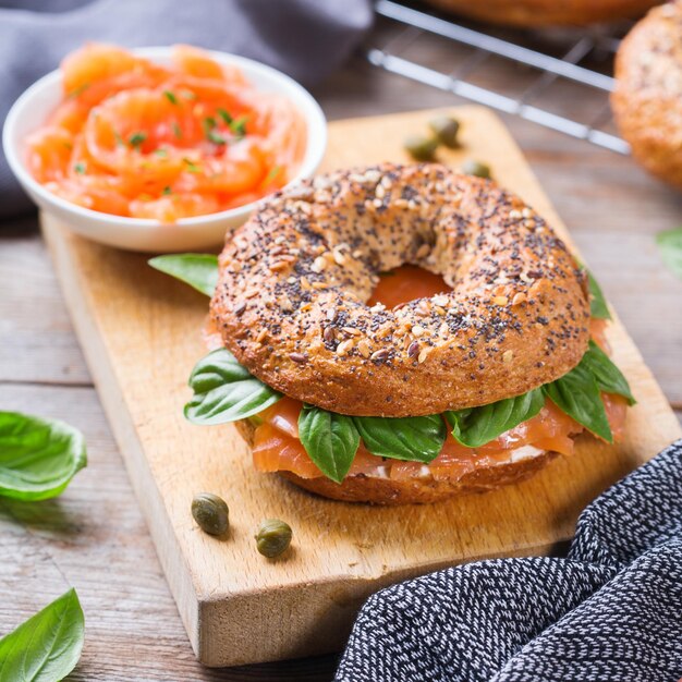 Vue rapprochée d'un hamburger sur une planche à couper