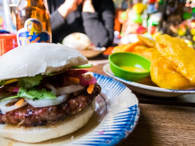 Vue rapprochée d'un hamburger servi dans une assiette