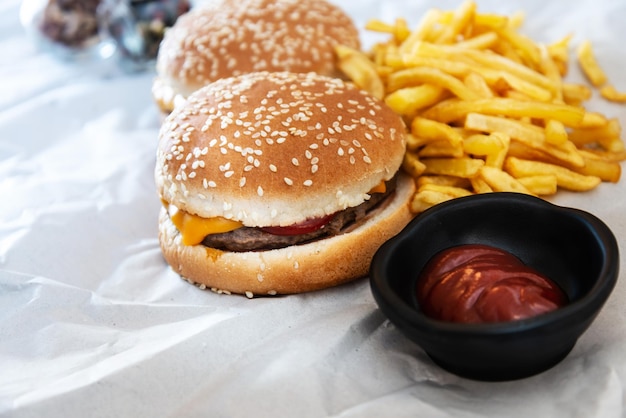 Vue rapprochée des hamburgers et des frites sur papier