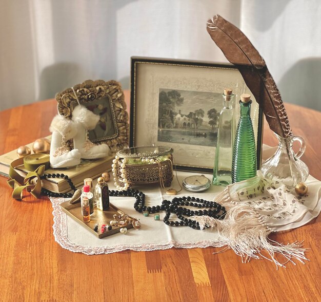 Photo vue rapprochée à haut angle nature morte objets antiques sur table souvenirs de bijoux sentimentaux