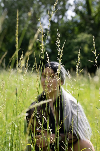 Vue rapprochée de l'herbe fraîche sur terre