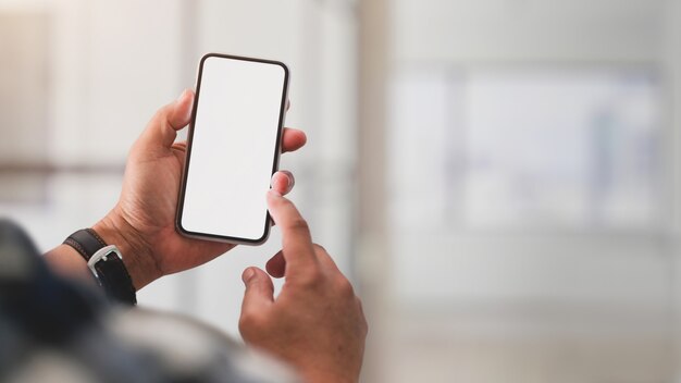 Vue rapprochée d'un homme à l'aide d'un smartphone à écran vide