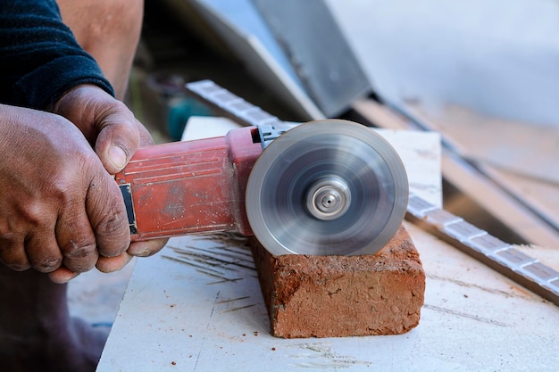 Vue rapprochée de l'homme au travail