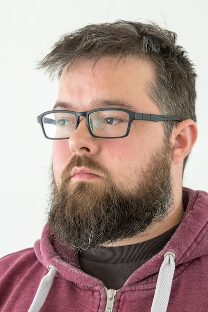 Photo vue rapprochée d'un homme détournant son regard sur un fond blanc