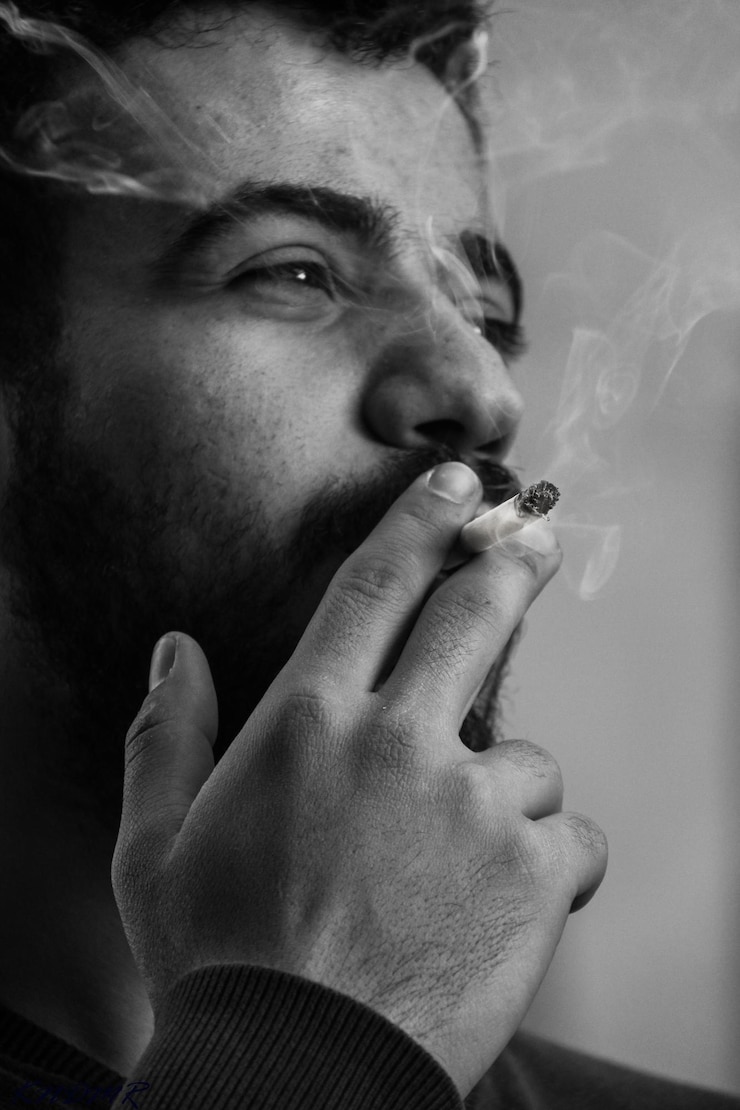 Photo vue rapprochée d'un homme fumant une cigarette