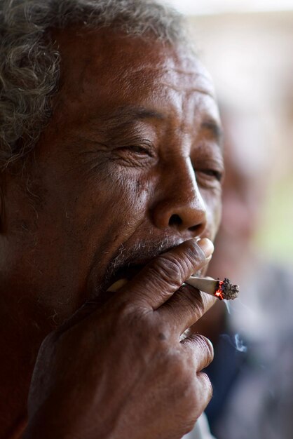 Photo vue rapprochée d'un homme fumant une cigarette