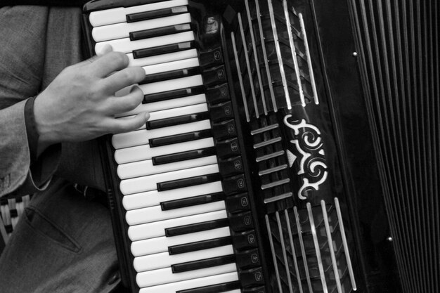 Photo vue rapprochée d'un homme jouant du piano