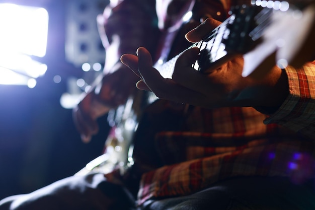 Photo vue rapprochée d'un homme jouant de la guitare lors d'un concert