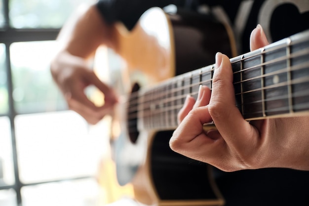 Vue rapprochée d'un homme jouant de la guitare