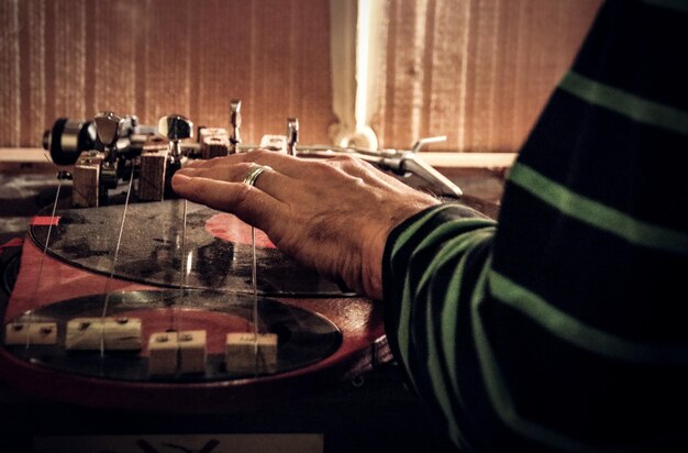 Photo vue rapprochée d'un homme jouant d'un instrument à cordes