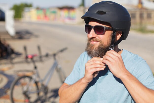 Photo vue rapprochée d'un homme portant un casque de cycliste dans la rue