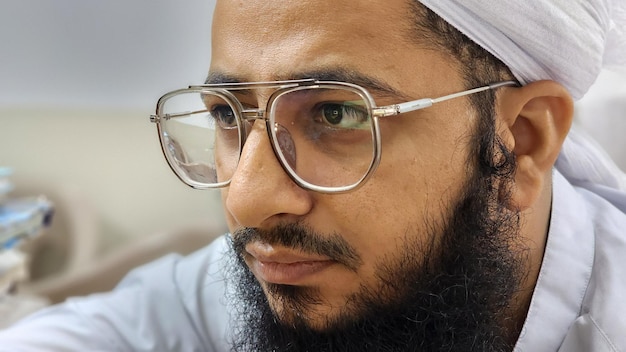 Photo vue rapprochée d'un homme portant des lunettes