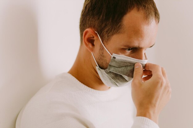 Photo vue rapprochée d'un homme portant un masque