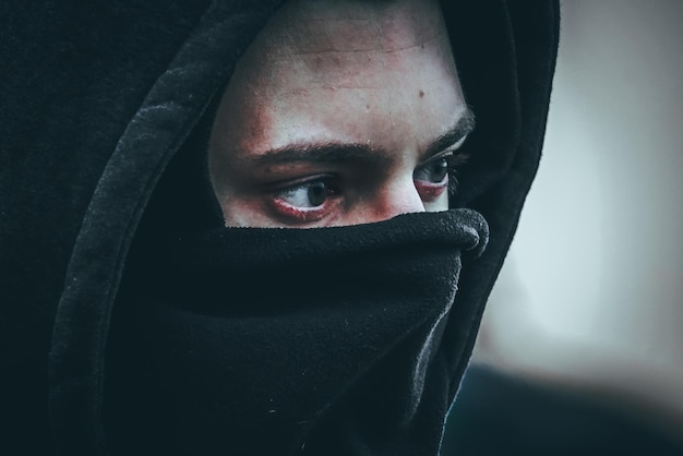 Vue rapprochée d'un homme réfléchi portant un masque