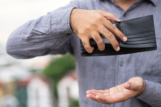 Vue rapprochée d'un homme tenant la main