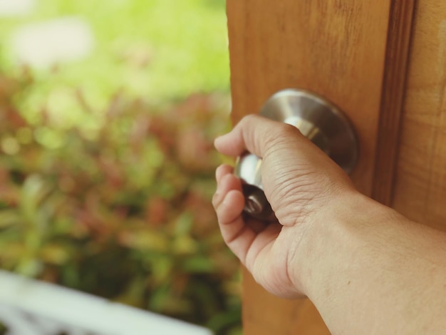 Photo vue rapprochée d'un homme tenant une poignée de porte