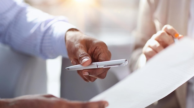 Vue rapprochée d'un homme tenant un stylo signant un document juridique le concept d'embauche et de signature de ressources humaines sur un contrat de travail