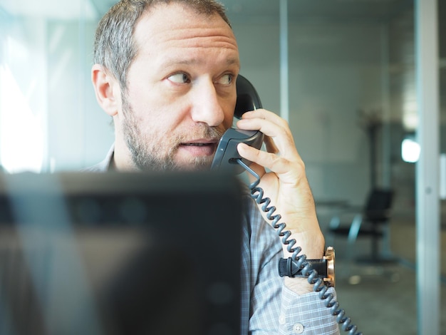 Photo vue rapprochée d'un homme travaillant sur un téléphone portable