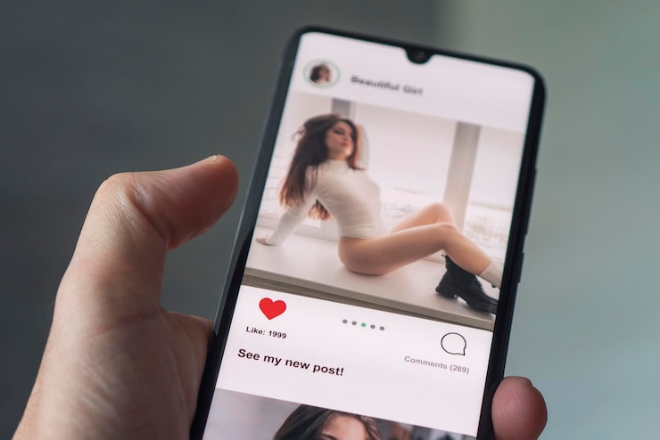 Photo vue rapprochée d'un homme utilisant un réseau social sur un smartphone numérique tous les graphiques à l'écran sont inventés