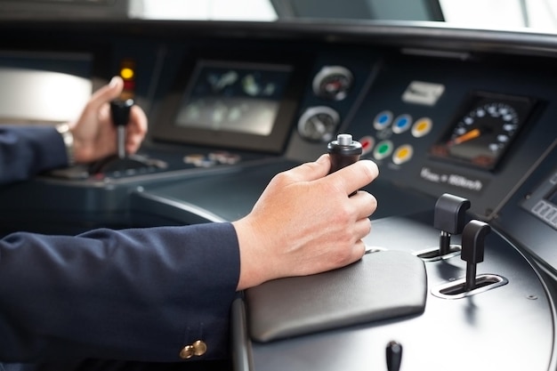 Vue rapprochée d'un homme utilisant un téléphone portable dans un bus