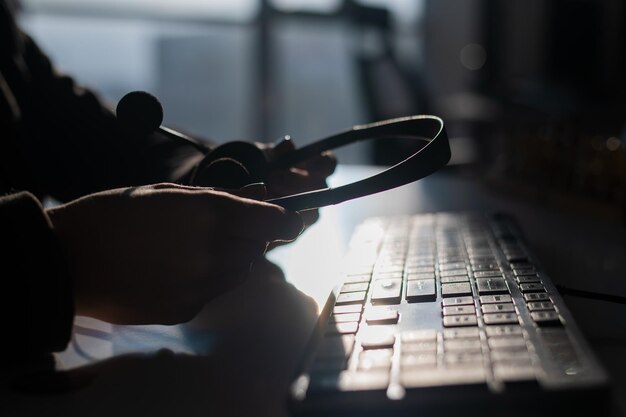 Vue rapprochée d'un homme utilisant un téléphone portable