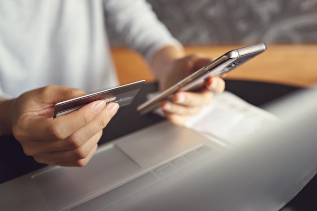 Vue rapprochée d'un homme utilisant un téléphone portable