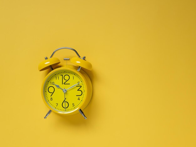 Photo vue rapprochée de l'horloge sur fond jaune