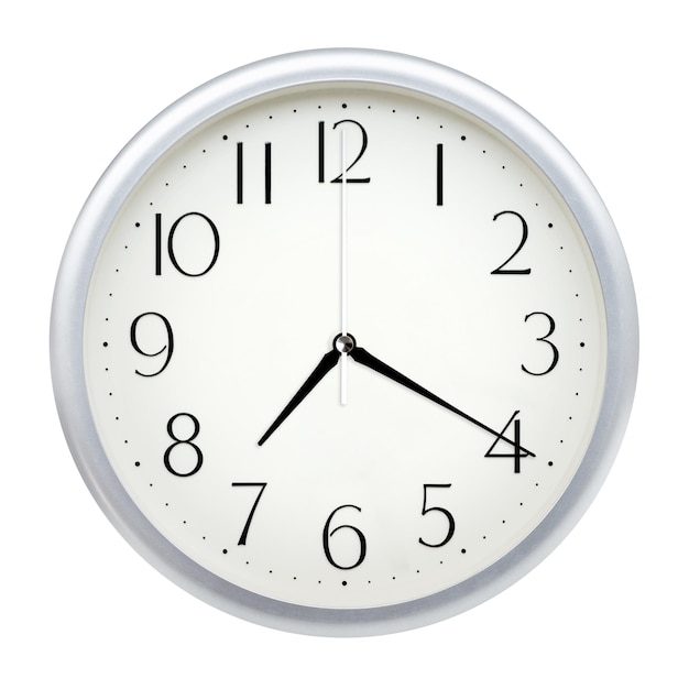 Vue rapprochée de l'horloge sur le mur