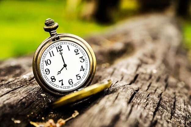 Photo vue rapprochée d'une horloge de poche en bois