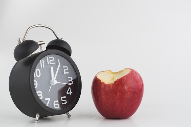 Photo vue rapprochée de l'horloge sur pomme sur fond blanc