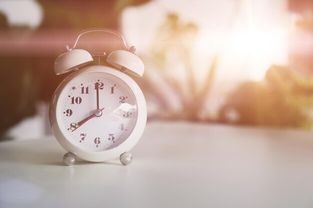 Vue rapprochée de l'horloge sur la table