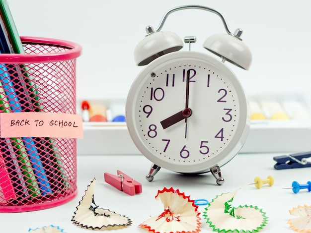 Vue rapprochée de l'horloge sur la table