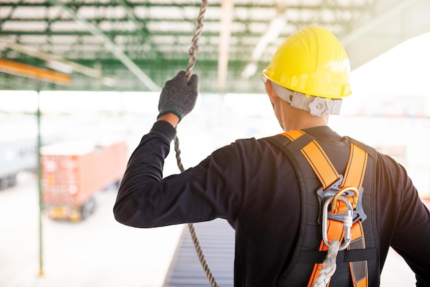 Vue rapprochée de l'ingénieur sur le chantier