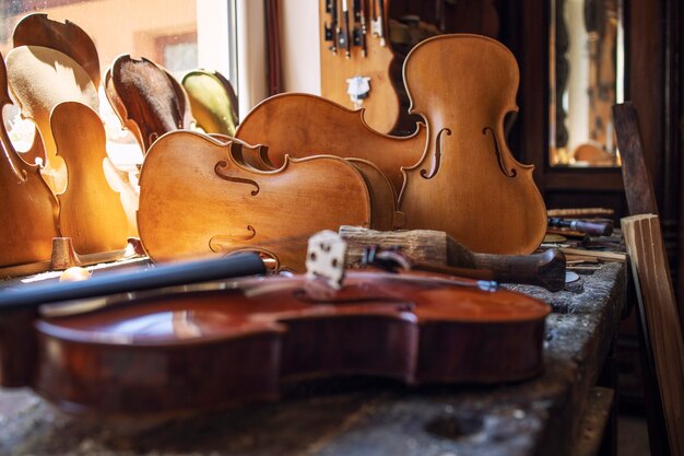 Vue rapprochée de l'instrument de musique violons en atelier.