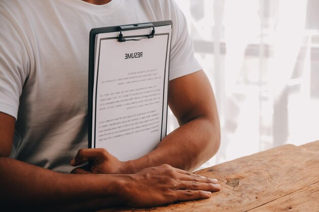 Photo vue rapprochée de l'interview d'emploi au bureau se concentrer sur la rédaction de cv conseils employeur examiner un bon cv de candidat qualifié préparé recruteur envisager l'application hr gestionnaire prendre la décision d'embauche