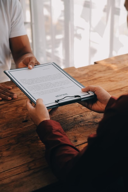 Vue rapprochée de l'interview d'emploi au bureau se concentrer sur la rédaction de CV conseils employeur examiner un bon CV de candidat qualifié préparé recruteur envisager l'application HR gestionnaire prendre la décision d'embauche