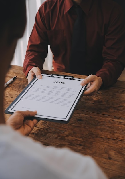 Vue rapprochée de l'interview d'emploi au bureau se concentrer sur la rédaction de CV conseils employeur examiner un bon CV de candidat qualifié préparé recruteur envisager l'application HR gestionnaire prendre la décision d'embauche