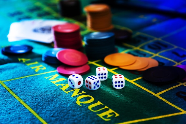 Photo vue rapprochée des dés avec des jetons de jeu sur la table du casino