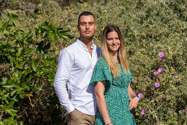 Vue rapprochée d'un jeune couple européen heureux tenant ensemble